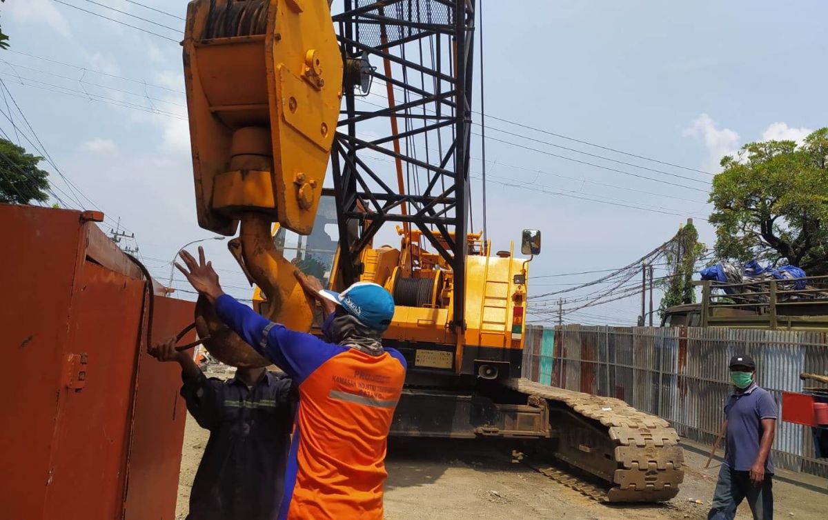 Kondisi terkini perbaikan di Jembatan Ngaglik, Lamongan. (Foto: Adyad Ammy Iffansah/jatimnow.com)