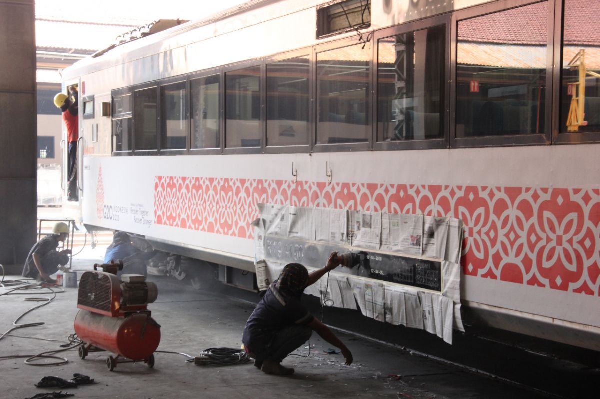 Proses perbaikan kereta api jelang lebaran tahun 2022. (Foto: Humas Daop VIII Surabaya/jatimnow.com)