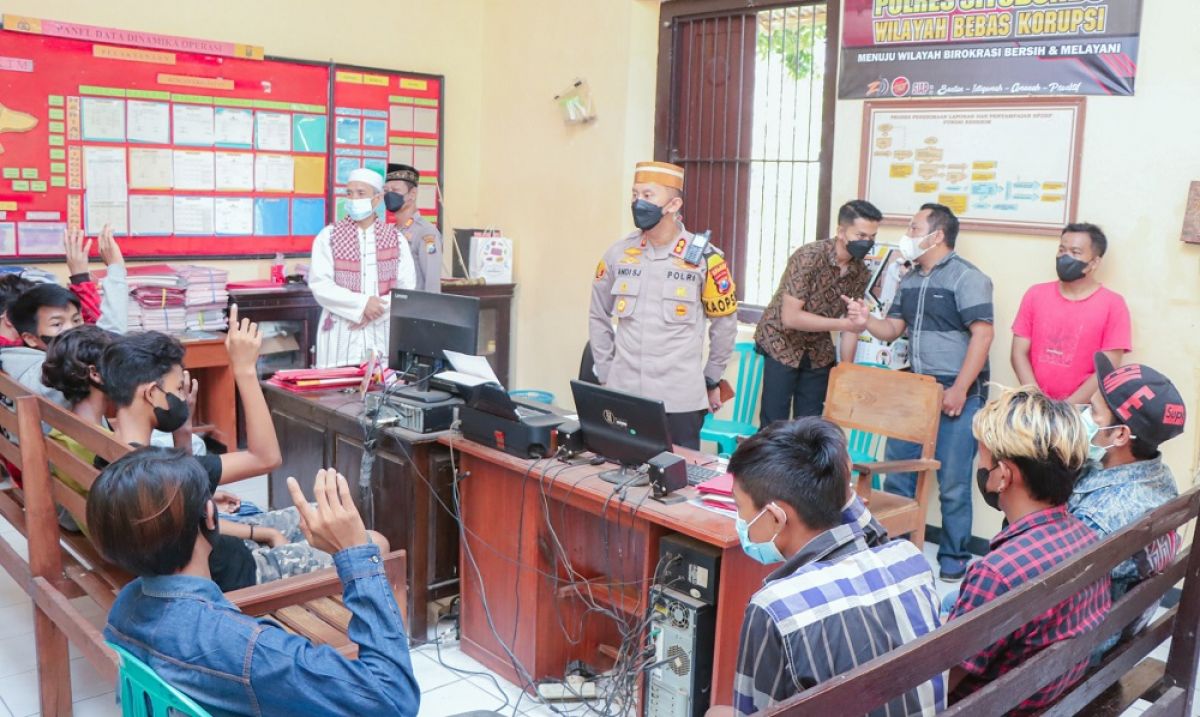 Sebelas remaja saat mendapat pembinaan di Polsek Kendit. (Foto: Humas Polres Situbondo for jatimnow.com)