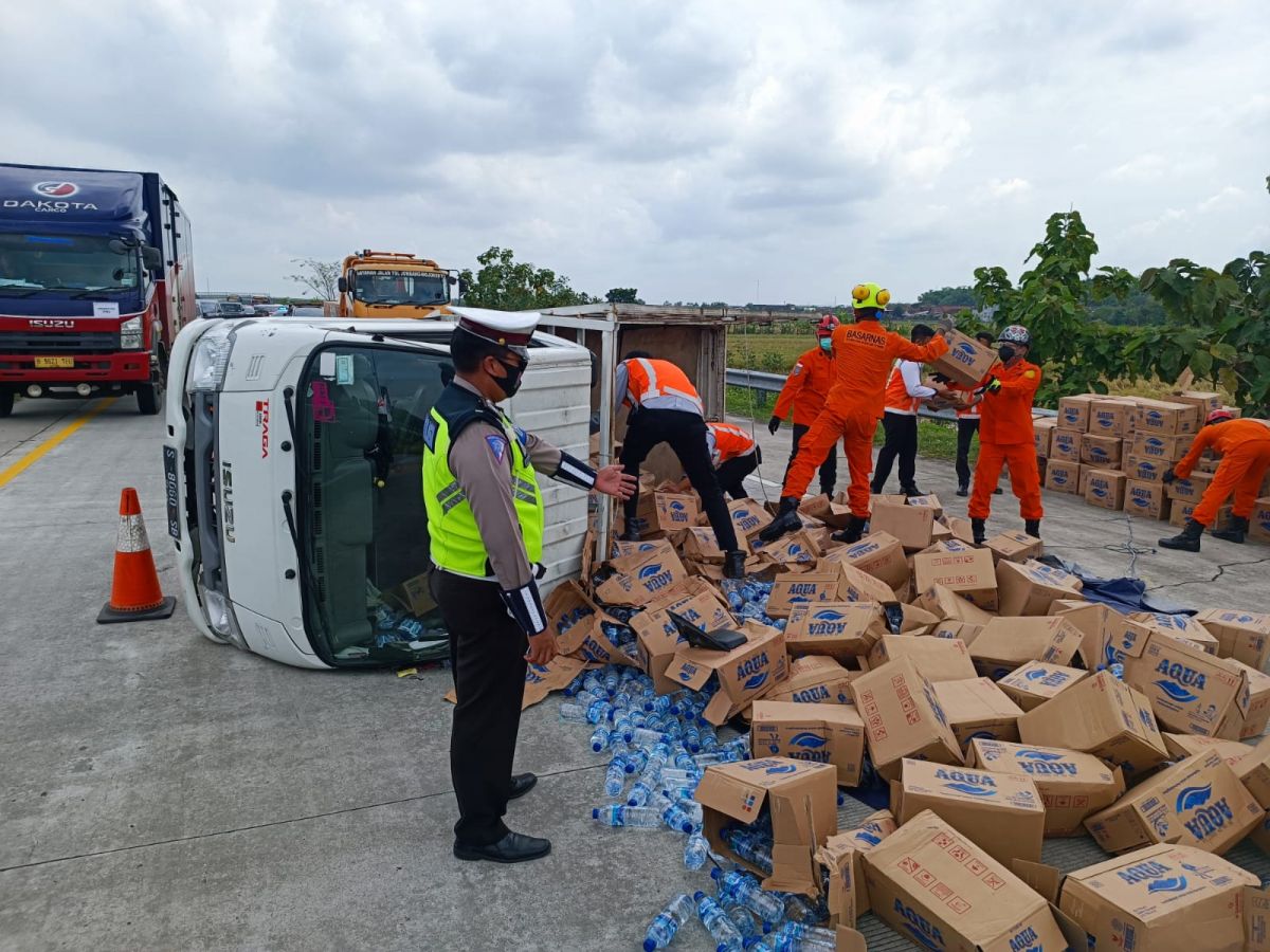 Pecah Ban, Mobil Pikap Bermuatan Air Mineral Terguling di Tol Jombang