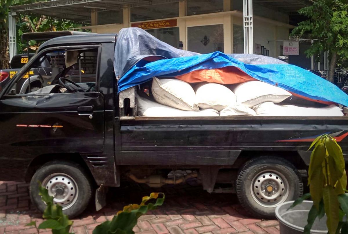 Pikap yang dibawa pelaku berisi gabah curian diamankan di Mapolsek Cerme, Gresik (Foto: Polsek Cerme)