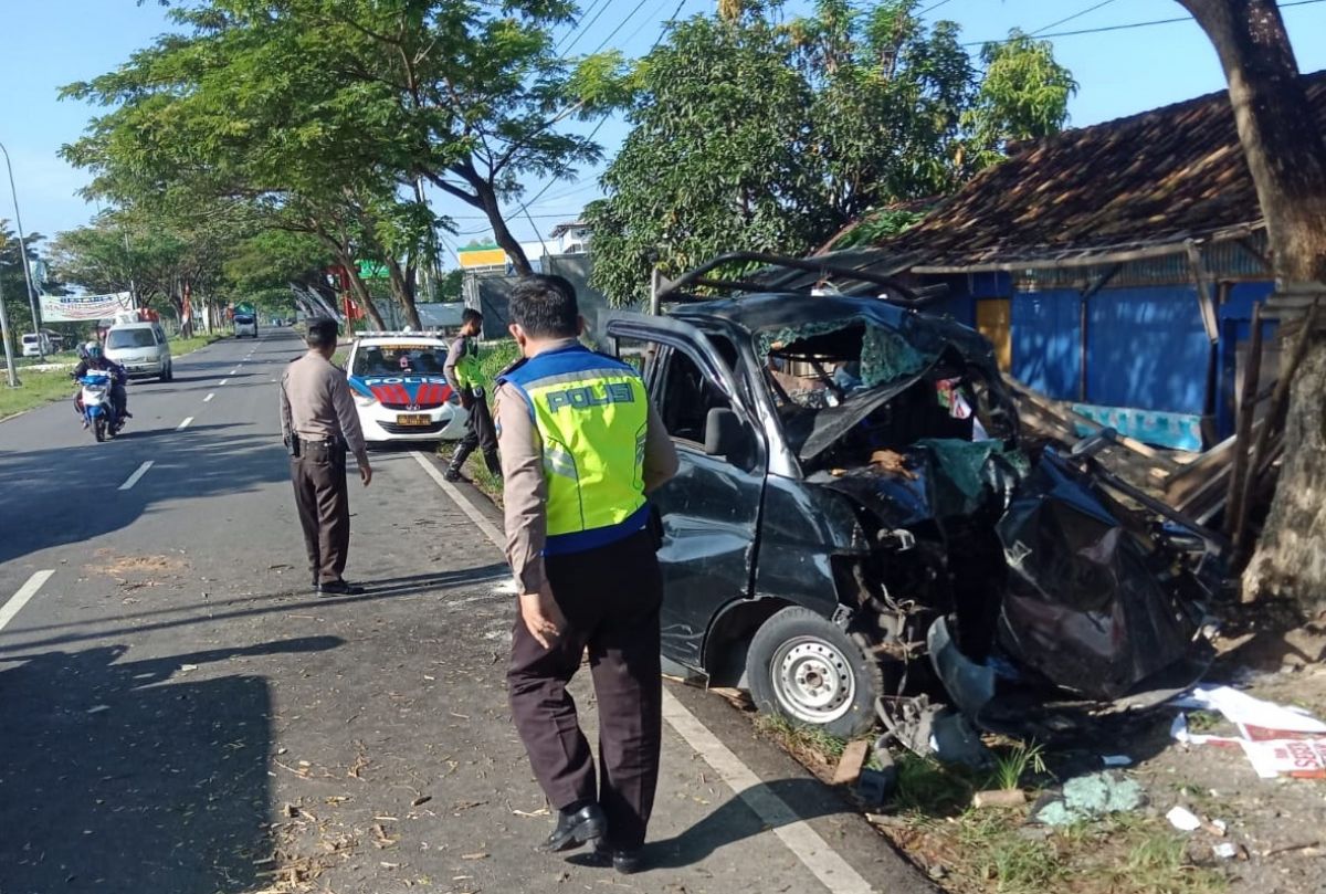 Mobil pikap ditumpangi satu keluarga menabrak pohon di akses jembatan Suramadu, Bangkalan, Jumat (29/4/2022). (Foto: Satlantas Polres Bangkalan)