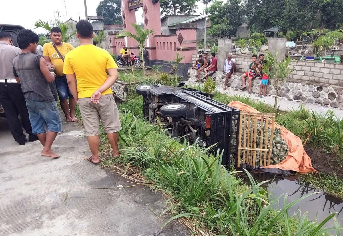 Mobil pikap yang terbalik ke parit di Kediri (Foto: Satlantas Polres Kediri/jatimnow.com)