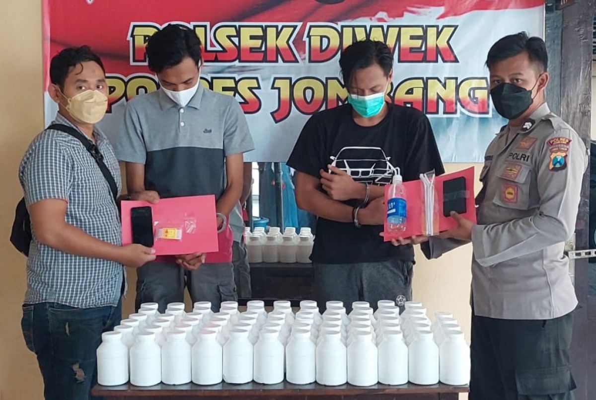 Dua tersangka saat diamankan polisi di Polsek Diwek. (Foto: Polsek Diwek)