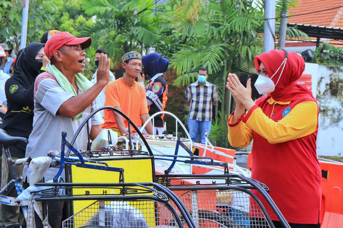 TP PKK Gandeng Organisasi Wanita di Kota Pasuruan Keliling Bagi Takjil Gratis