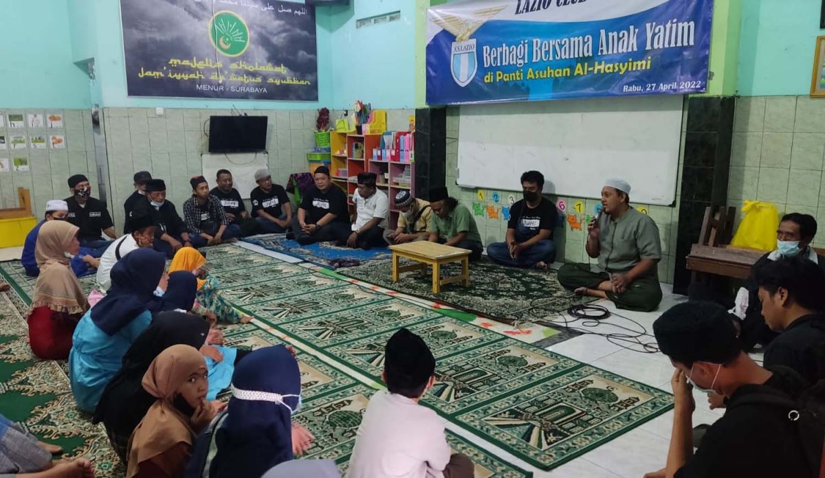 Pokja Wartawan DPRD Surabaya bersama anak-anak yatim (Foto: Ni'am Kurniawan/jatimnow.com)