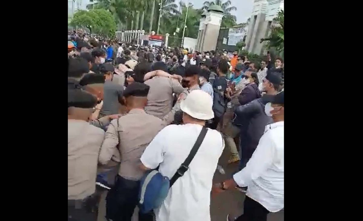 AKBP Setyo Koes Heriyatno saat membopong Ade Armando menjauh dari amukan masssa di Jakarja