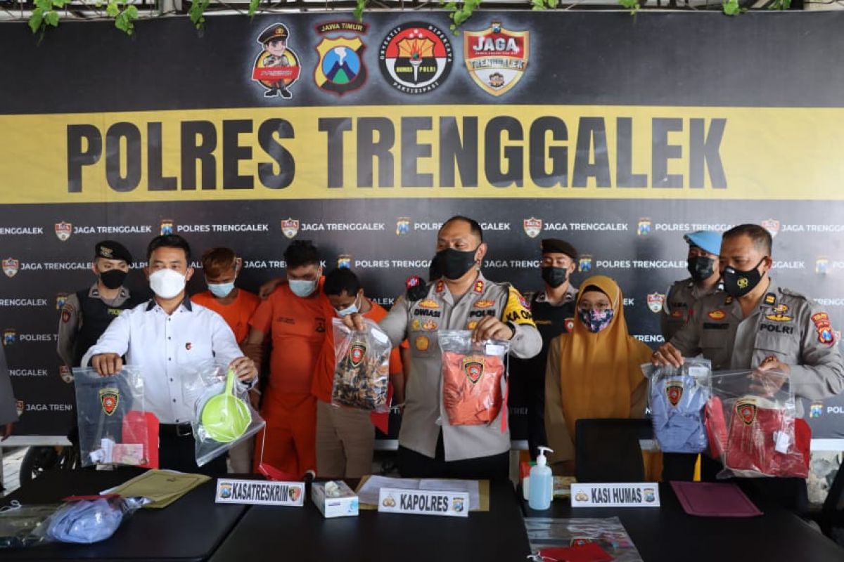 Polres Trenggalek menggelar jumpa pers ungkap kasus pencurian.(Foto: Humas Polres Trenggalek)