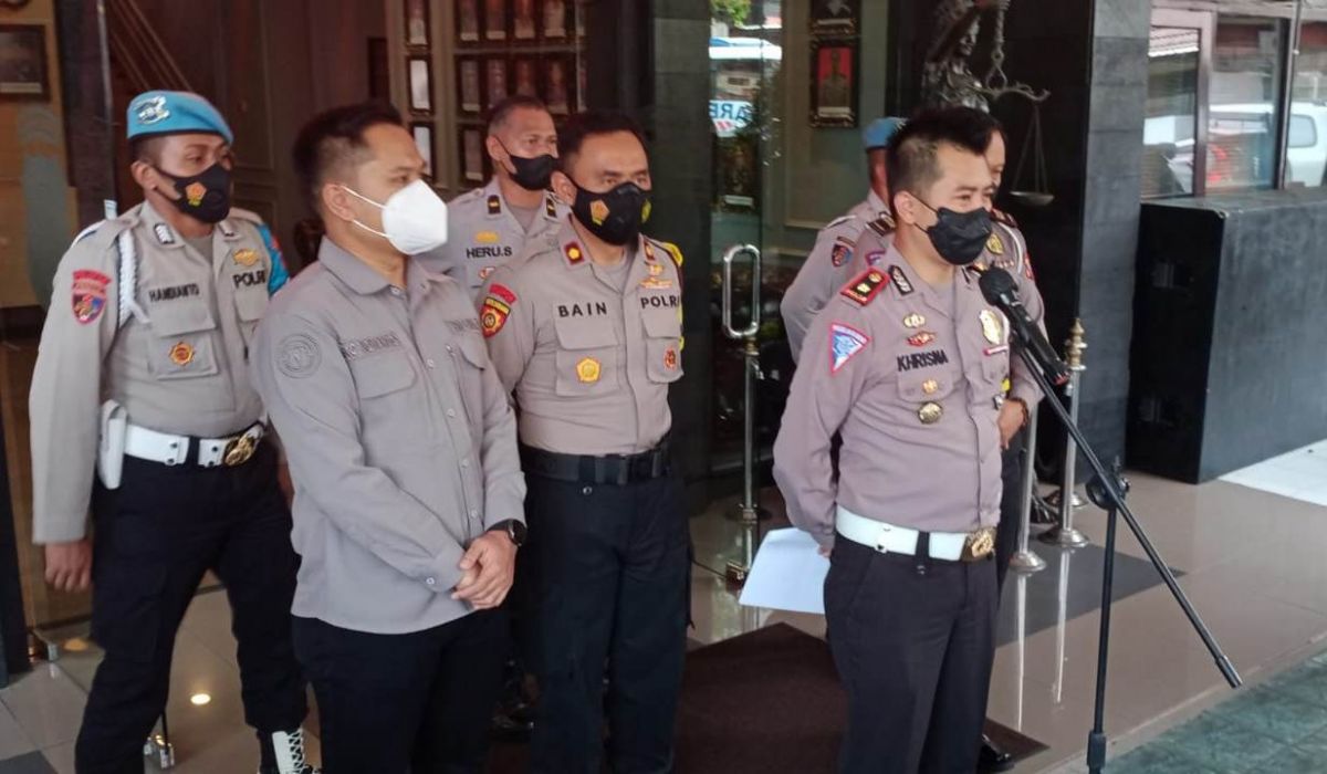 Kasat Sabhara Polresta Malang Kota, Kompol Syabain, saat konferensi pers di Mapolresta Malang Kota. (Foto: Galih Rakasiwi/jatimnow.com)