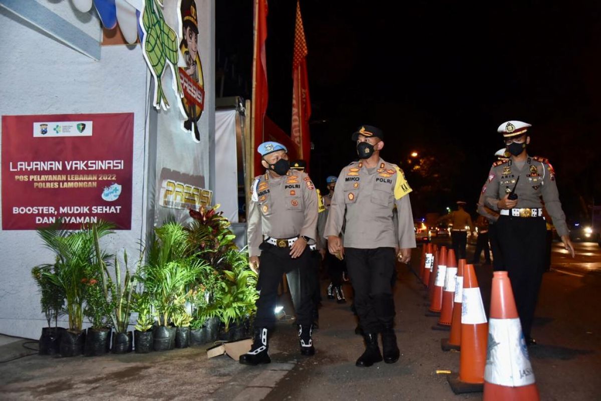 Pemeriksa Utama Pok II Div Propam Polri Kombes Pol Agus Sudaryatno saat meninjau kesiapan Pos Pelayanan Mudik 2022 di Lamongan.(Foto: Humas Polres Lamongan for Jatimnow.com)