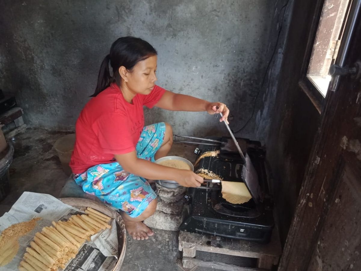Salah satu pekerja tengah memproduksi opak gambir. (Foto: Yanuar Dedy/jatimnow.com)