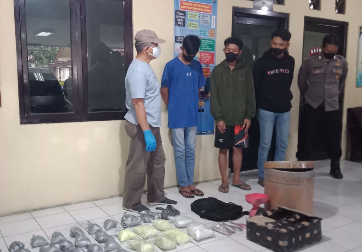 Tersangka beserta barang bukti bahan peledak pembuatan petasan. (Foto: Yanuar Dedy/jatimnow.com)
