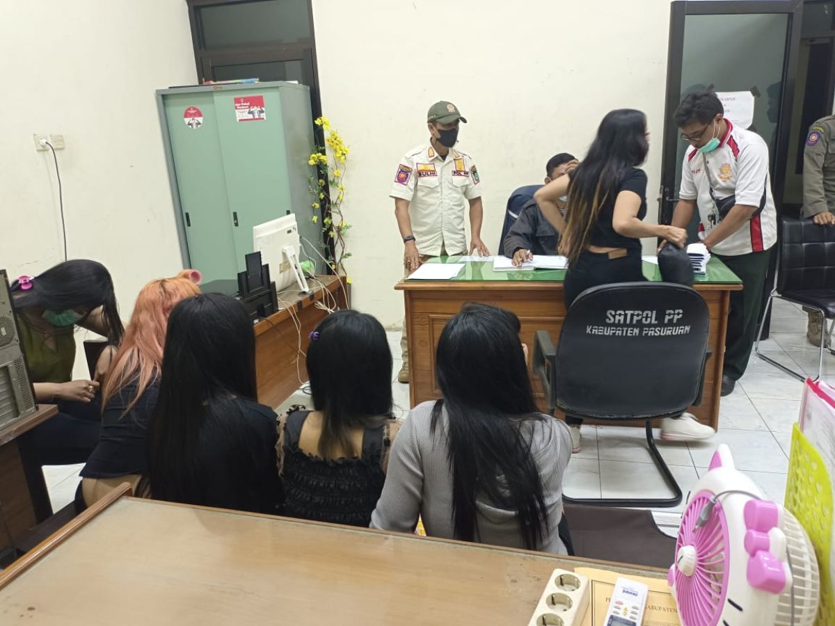 Belasan PSK terjaring razia di Tretes, Pasuruan. (Foto: dok Satpol PP Pasuruan/jatimnow.com)