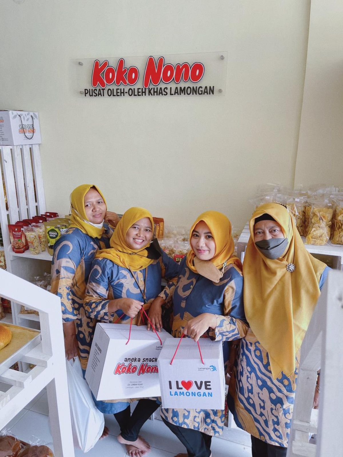 Para pengunjung saat berbelanja di Pusat oleh-oleh Lamongan di Gerai Koko-Nono.(Foto: Adyad Ammy Iffansah/jatimnow.com)