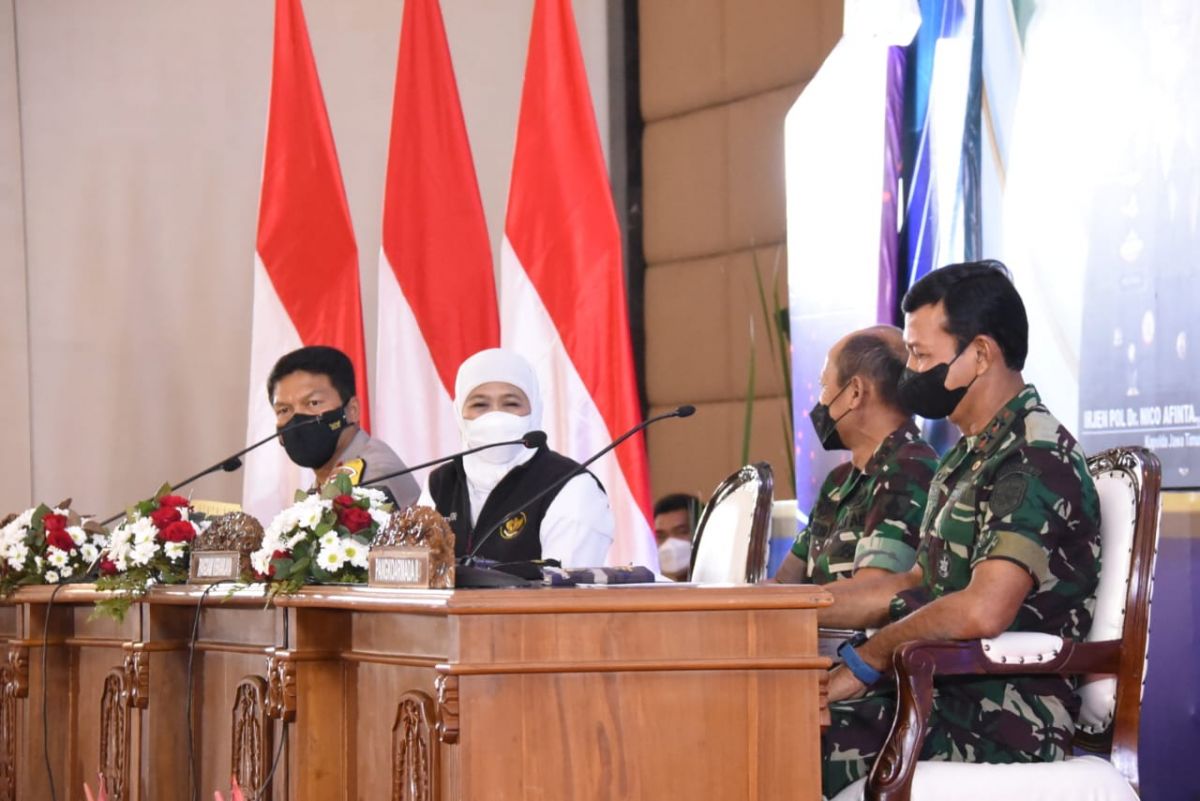 Gubernur Khofifah saat memimpin rakor angkutan lebaran tahun 2022 di Kota Batu. (Foto: Humas Pemprov Jatim/jatimnow.com)