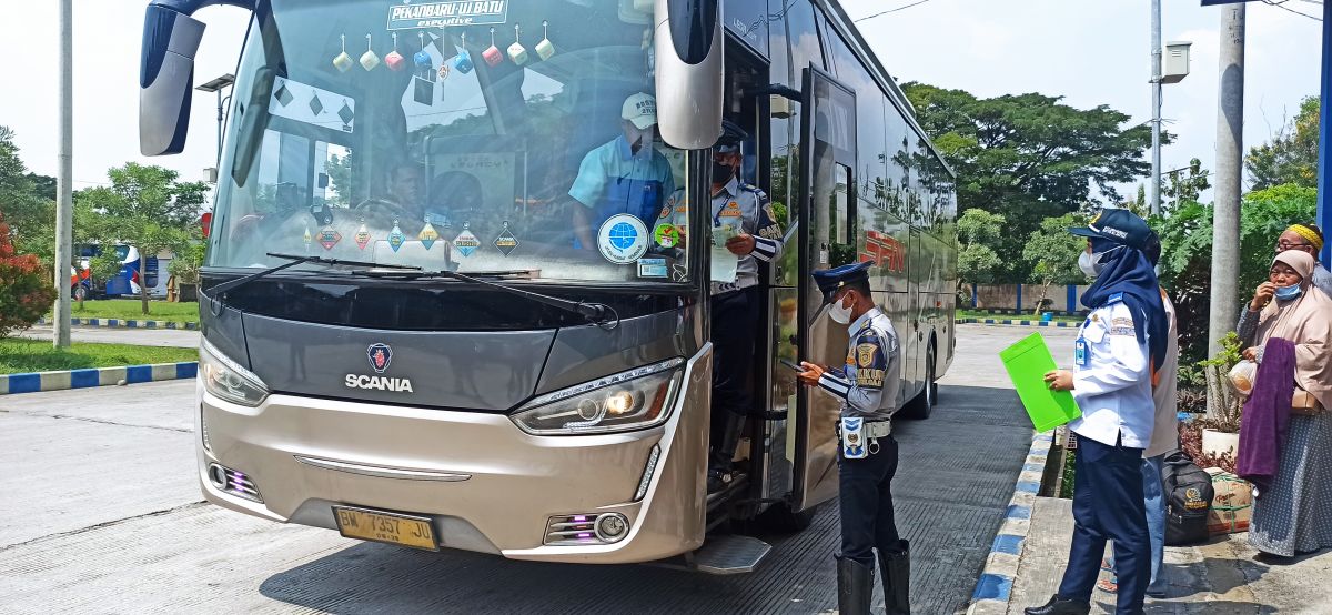 Petugas melaksanakan Ramcek di Terminal Tipe A Seloaji Ponorogo (Foto: Mita Kusuma/jatimnow.com)
