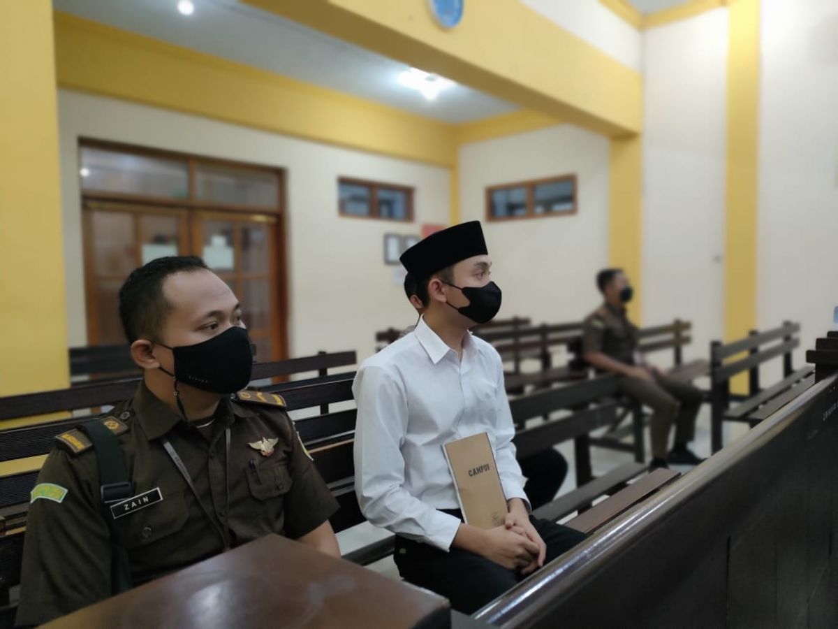 Randy Bagus saat di PN Mojokerto terkait kasus aborsi yang menjeratnya. (Foto: Aliandu for jatimnow.com)
