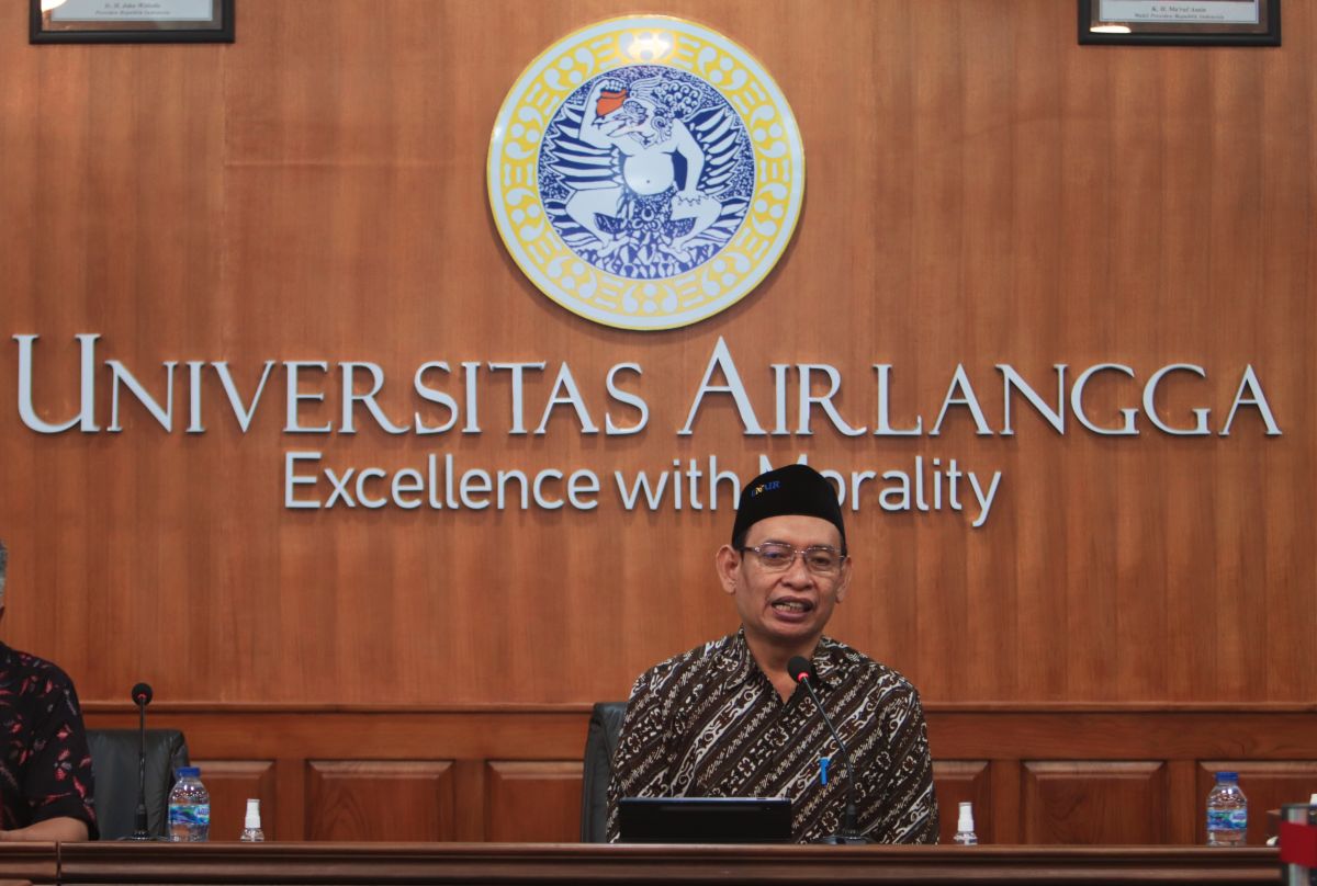 Rektor Unair Prof Mohammad Nasih saat menerangkan Pendaftar Seleksi Bersama Masuk Perguruan Tinggi Negeri (SBMPTN) 2022. (Foto: Fahrizal Tito/jatimnow.com)