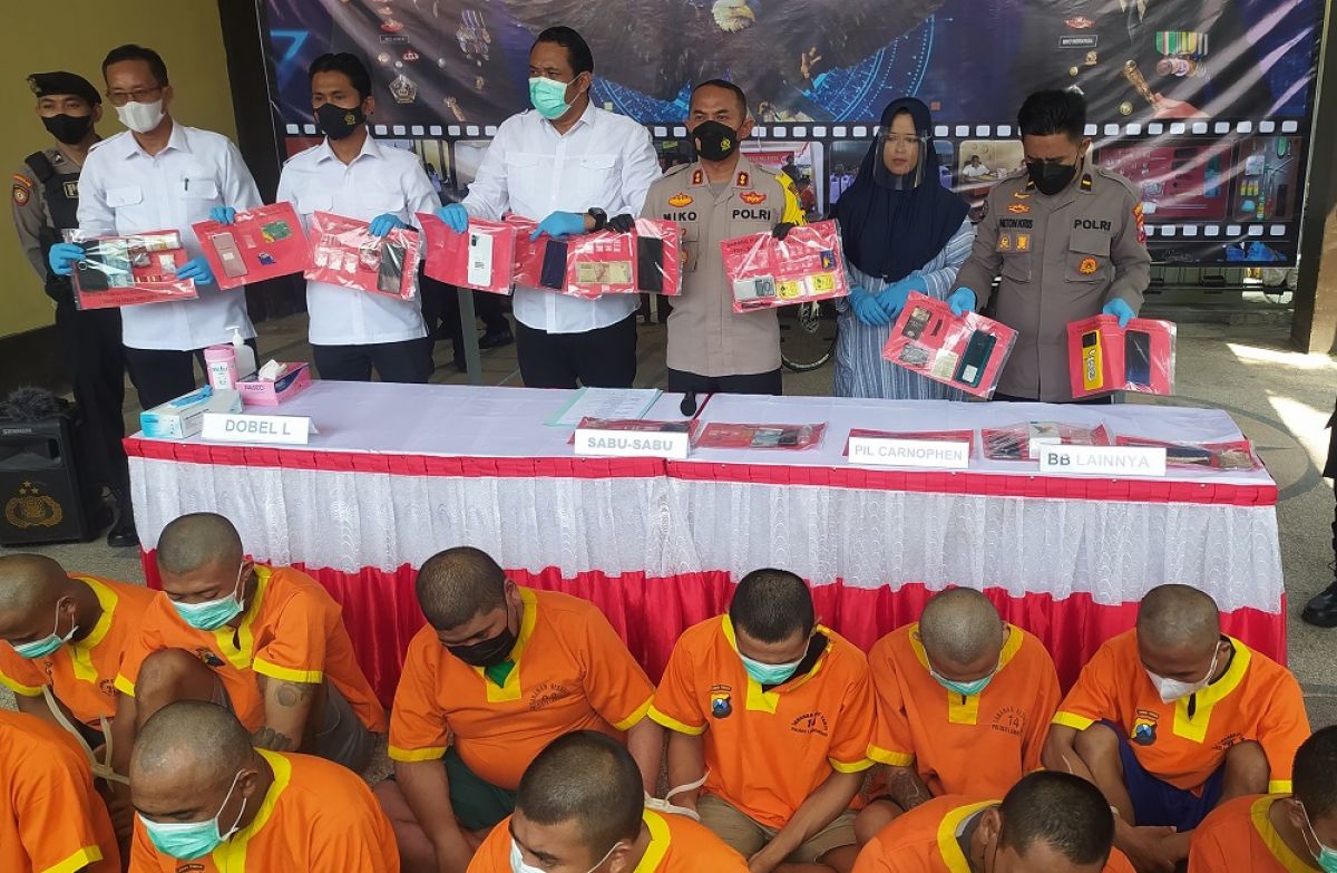 Kapolres Lamongan, AKBP Miko Indrayana di dampingi AKP Khusen Kasatreskoba dan beberapa anggota terkait saat rilis ungkap kasus Narkoba. (Foto: Adyad Ammy Iffansah /jatimnow.com)