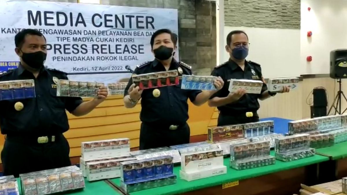 Kepala Kantor KPPBC, Tipe Madya Cukai Kediri, Sunaryo, saat gelar kasus. (Foto: Yanuar Dedy/jatimnow.com)