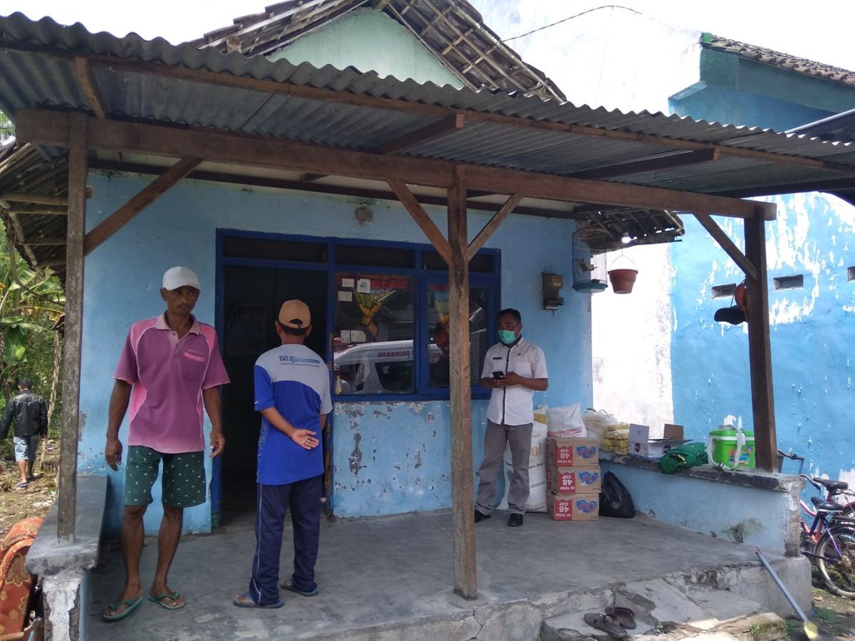 Kondisi rumah duka saat didatangi tim Dinas Kesehatan Jombang.(Foto: Elok Aprianto)