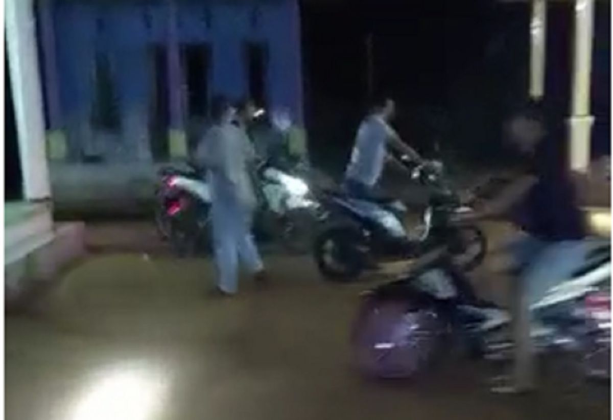 Tangkapan layar video penggerebekan. (Sumber: Polsek Kamal)