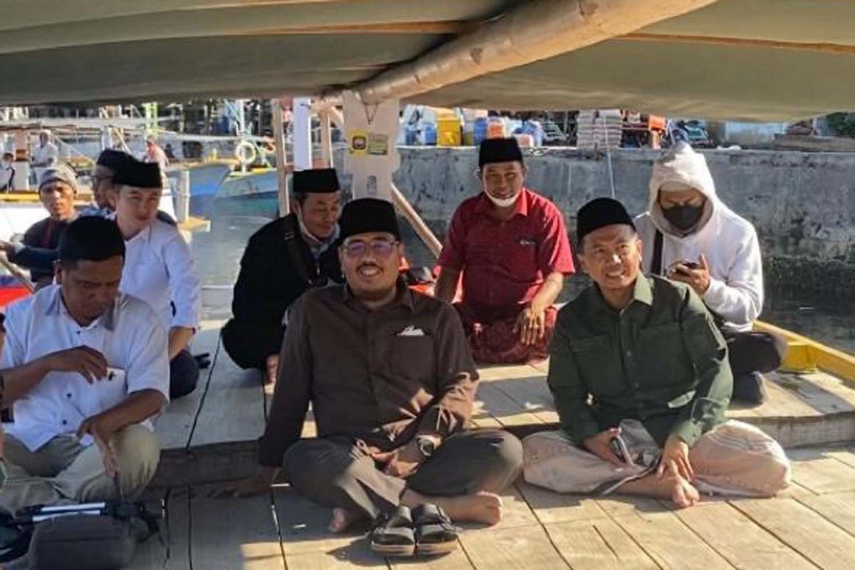 Warga Gili Ketapang Probolinggo menyambut Ketua Gerindra Jatim Anwar Sadad (Foto-foto: Ni'am Kurniawan/jatimnow.com)