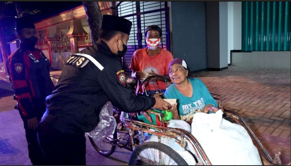 Polres Bangkalan berbagi nasi bungkus untuk makan sahur.  (Foto: Humas Polres Bangkalan for jatimnow.com)