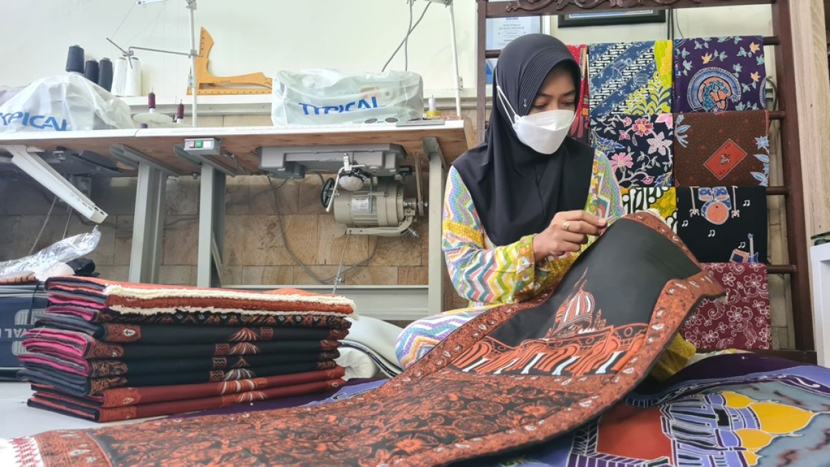 Nunung Ariyanti menunjukkan sajadah batik.(Foto: Yanuar Dedy/jatimnow.com)