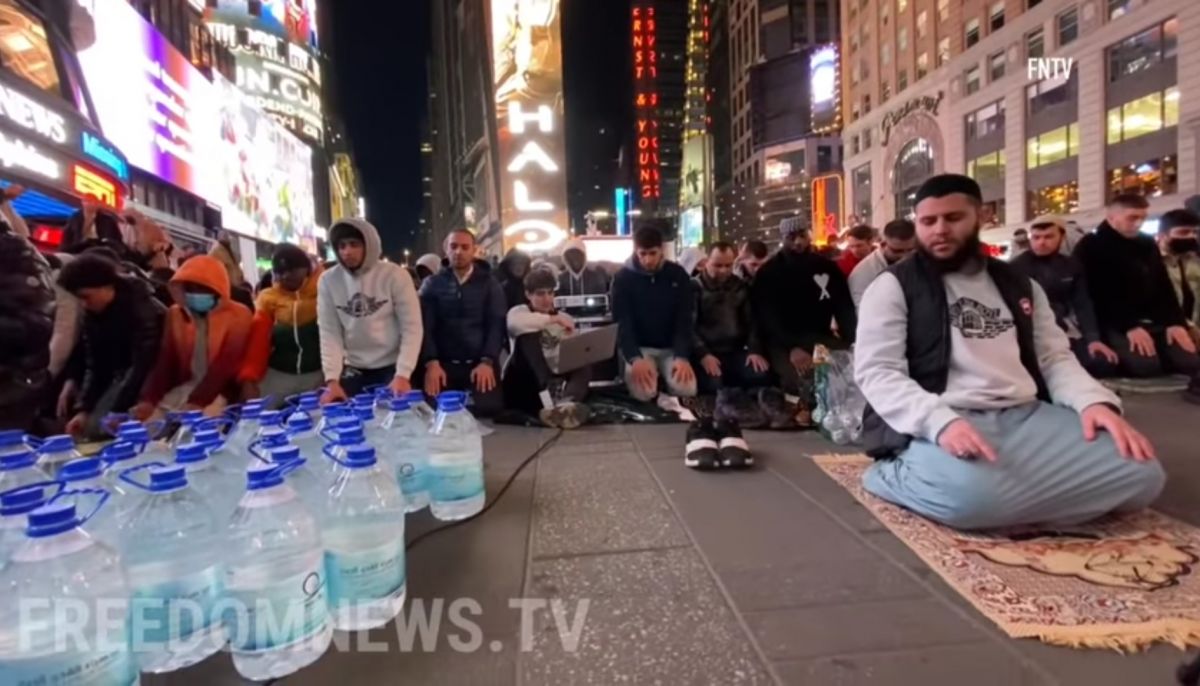 Jalanan di Times Square New York Amerika Serikat Jadi Tempat Salat Tarawih