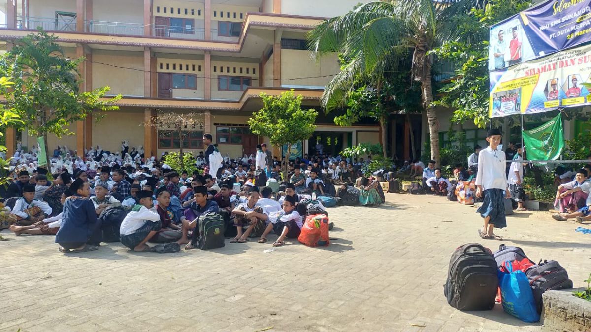 Ribuan santri ponpes sunan drajat Lamongan saat keberangkatan mudik difasilitasi oleh Ponpes.(Foto: Adyad Ammy Iffansah/jatimnow.com)