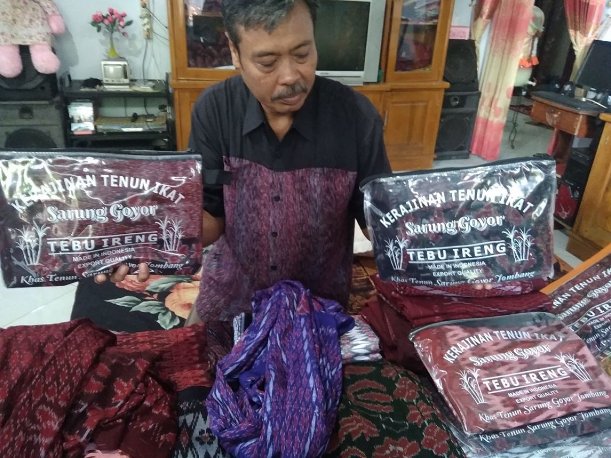 Sarung tenun ikat goyor buatan warga Desa Plumbongambang, Kecamatan Gudo, Jombang.(Foto: Elok Aprianto)