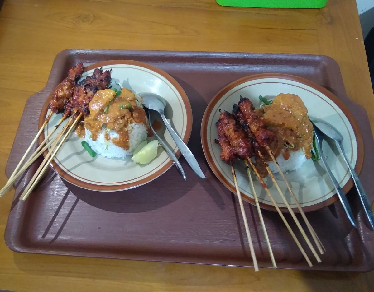 Sate Glembo bercita rasa pedas nikmat sebagai menu berbuka puasa. (Foto-foto: Elok Aprianto/jatimnow.com)