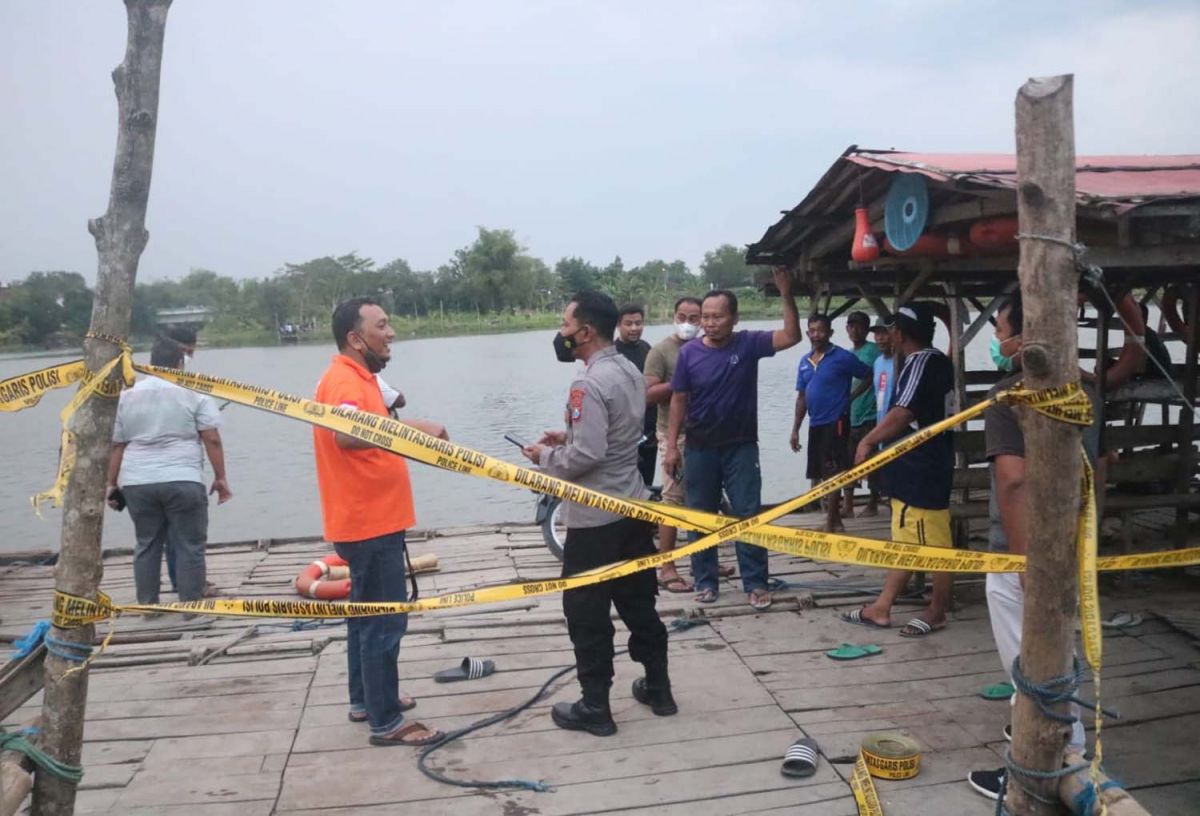 Satu keluarga tercebur ke sungai saat menaiki perahu tambang di Megaluh, Jombang (Foto: Elok Aprianto/jatimnow.com)