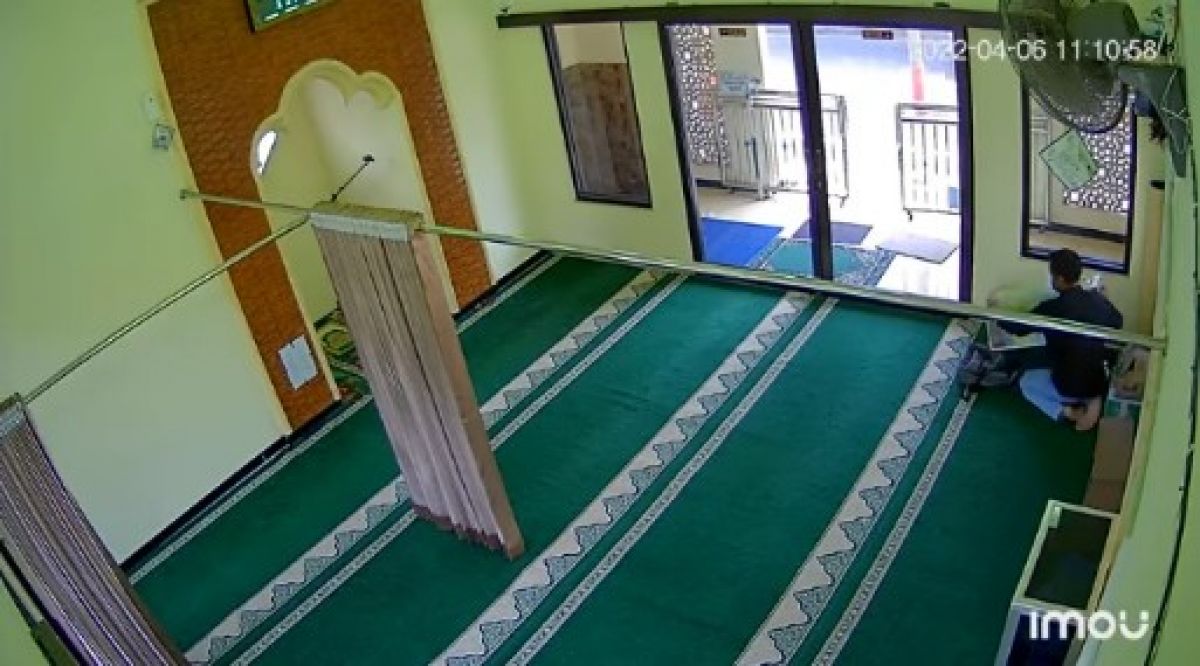 Tangkapan layar video pencurian kotak amal yang viral di media sosial.