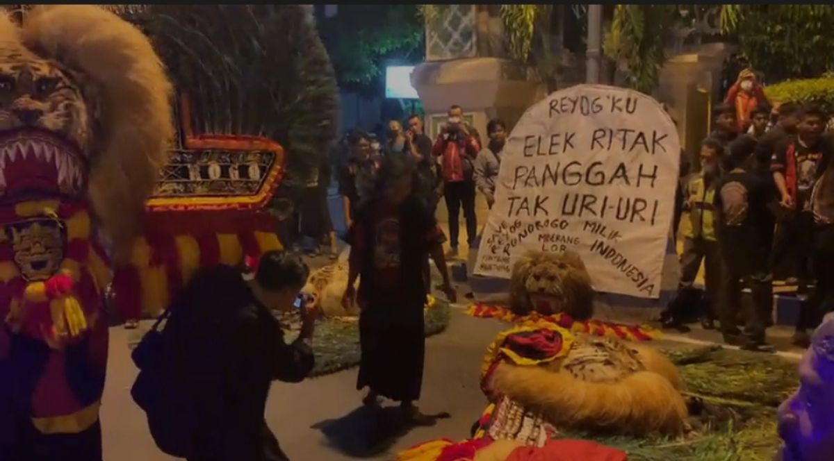 Ratusan seniman Reog Ponorogo tumplek blek di Jalan Alun-alun Utara depan Patung Singa.(Foto: Mita Kusuma)