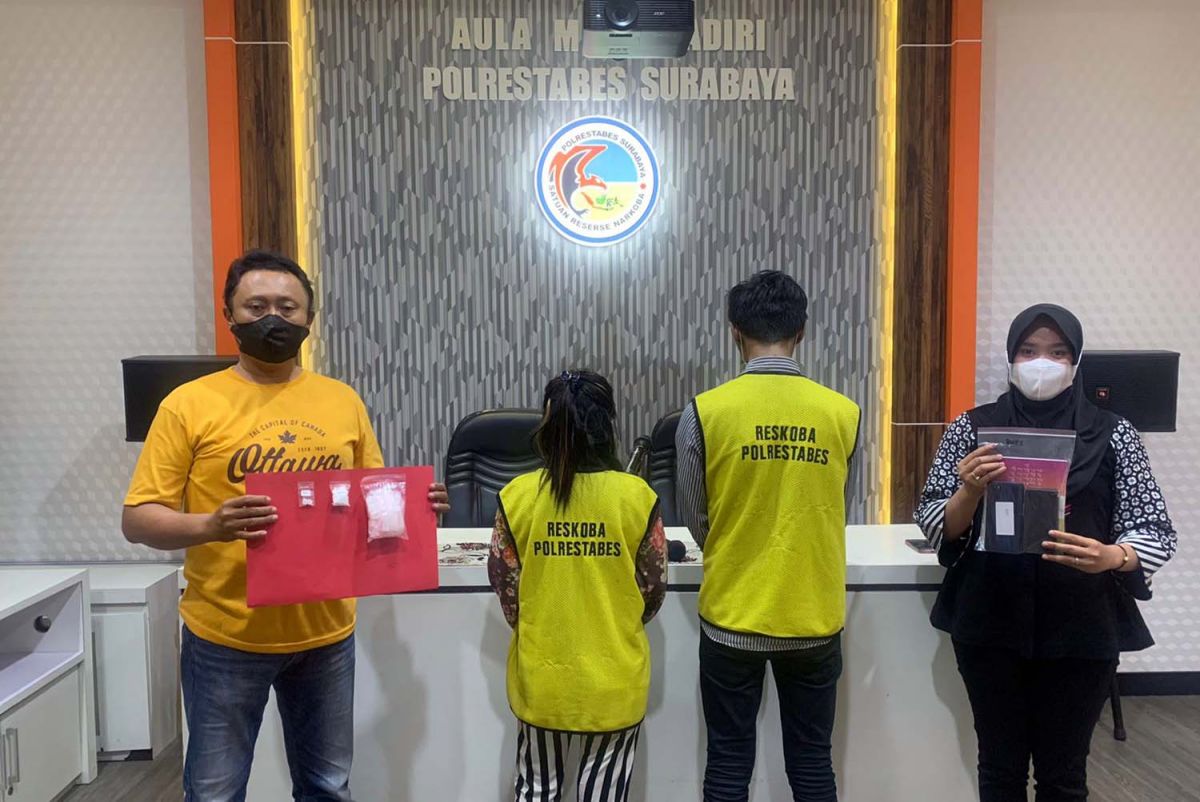 Pasangan kekasih pengedar sabu diamankan di Mapolrestabes Surabaya (Foto: Satresnarkoba Polrestabes Surabaya)