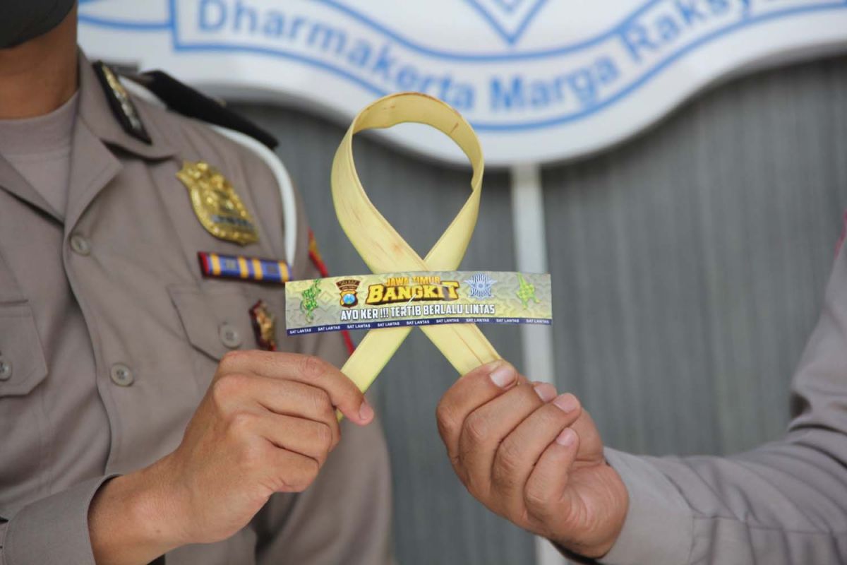 Janur kuning penanda bagi pelanggar lalu lintas selama arus mudik lebaran (Foto: Humas Polres Malang)