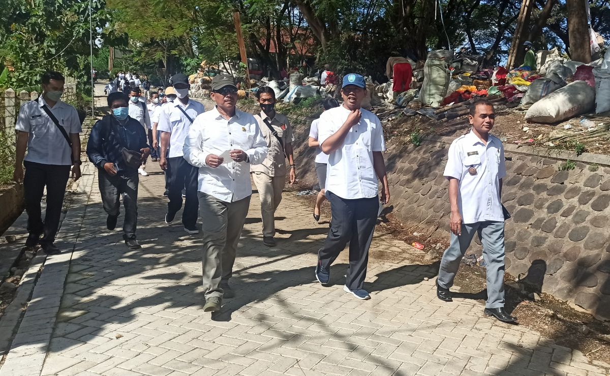 Ketua, wakil ketua dan anggota Komisi C DPRD Ponorogo, saat sidak ke TPA Mrican. (Foto-foto: Mita Kusuma/jatimnow.com)