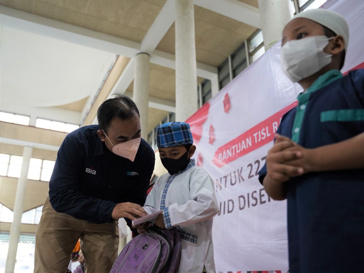 General Manger of CSR SIG, Edy Saraya (paling kiri) menyerahkan santunan kepada anak yatim piatu di masjid Manbaul Falah Gresik, Jawa Timur. (Foto-foto: Media relations SIG/jatimnow.com)