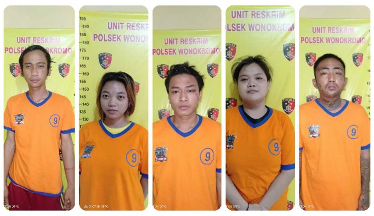 Dua pasangan suami istri sindikat pencurian motor diamankan di Mapolsek Wonokromo, Surabaya (Foto: Polsek Wonokromo)