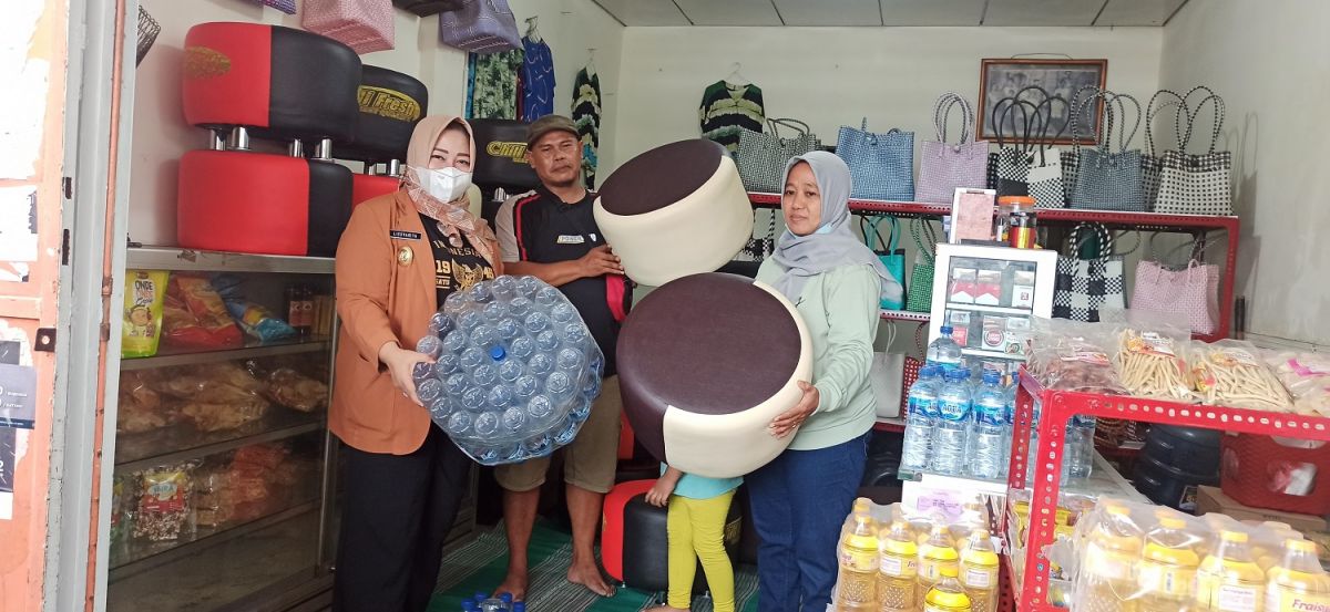 Wakil Bupati Lisdyarita menunjukkan sofa cantik karya Ima Sofyaningsih berbahan botol air mineral bekas. (Foto: Mita Kusuma/jatimnow.com)