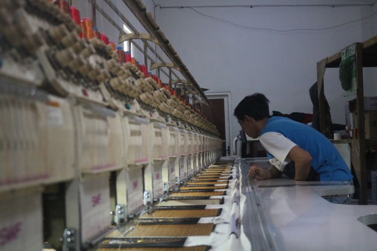 Songkok Nasional produksi warga Dusun Jatirowo, Desa Jatigedong, Kecamatan Ploso kabanjiran order. (Foto-foto: Elok Aprianto/jatimnow.com)