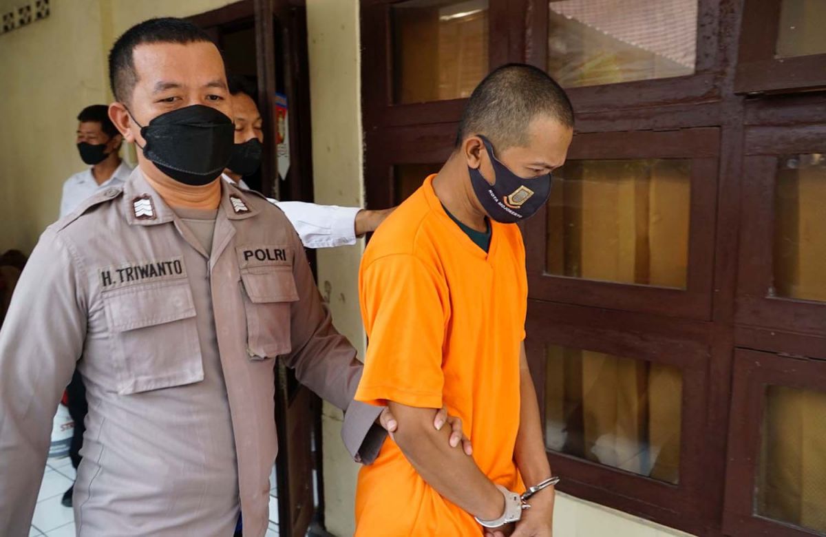 Suami yang menjual istri sirinya digiring anggota Polres Mojokerto Kota (Foto: Vandi for jatimnow.com)