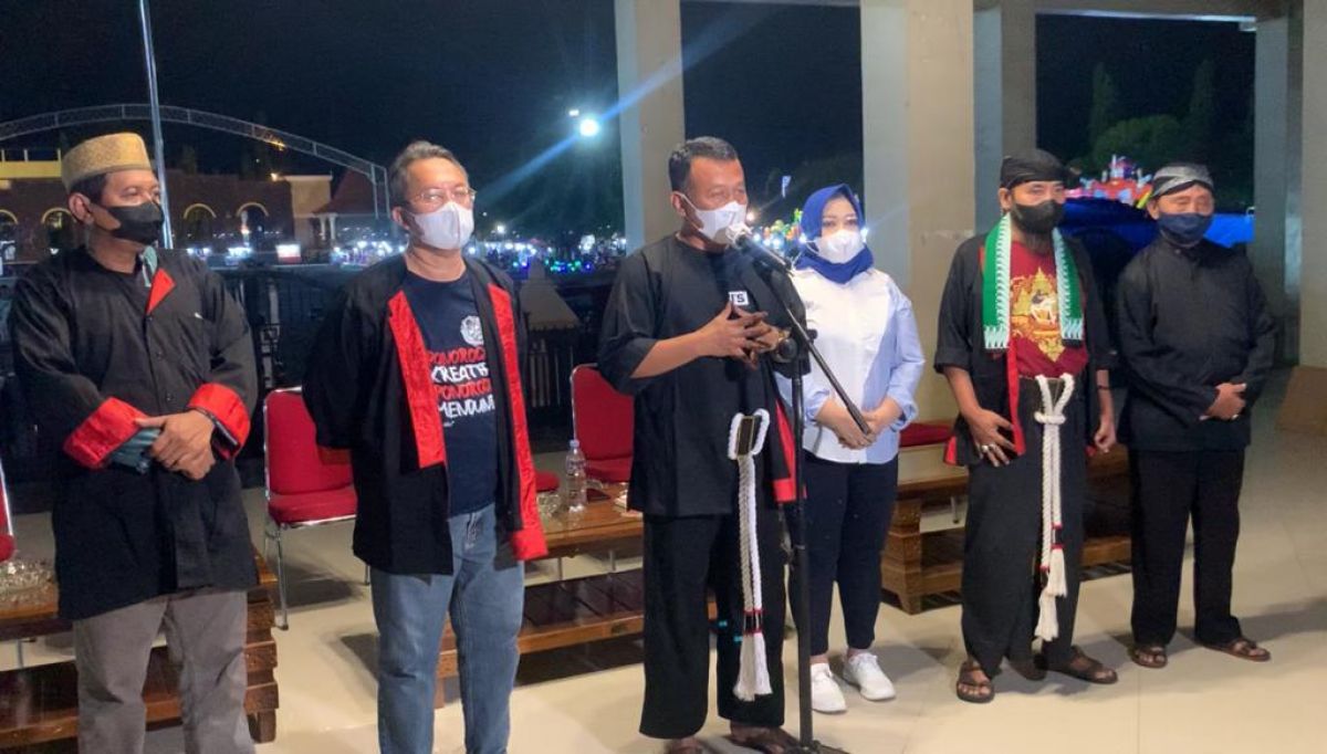 Bupati Ponorogo Sugiri Sancoko melakukan konferensi pers.(Foto: Mita Kusuma/jatimnow.com)