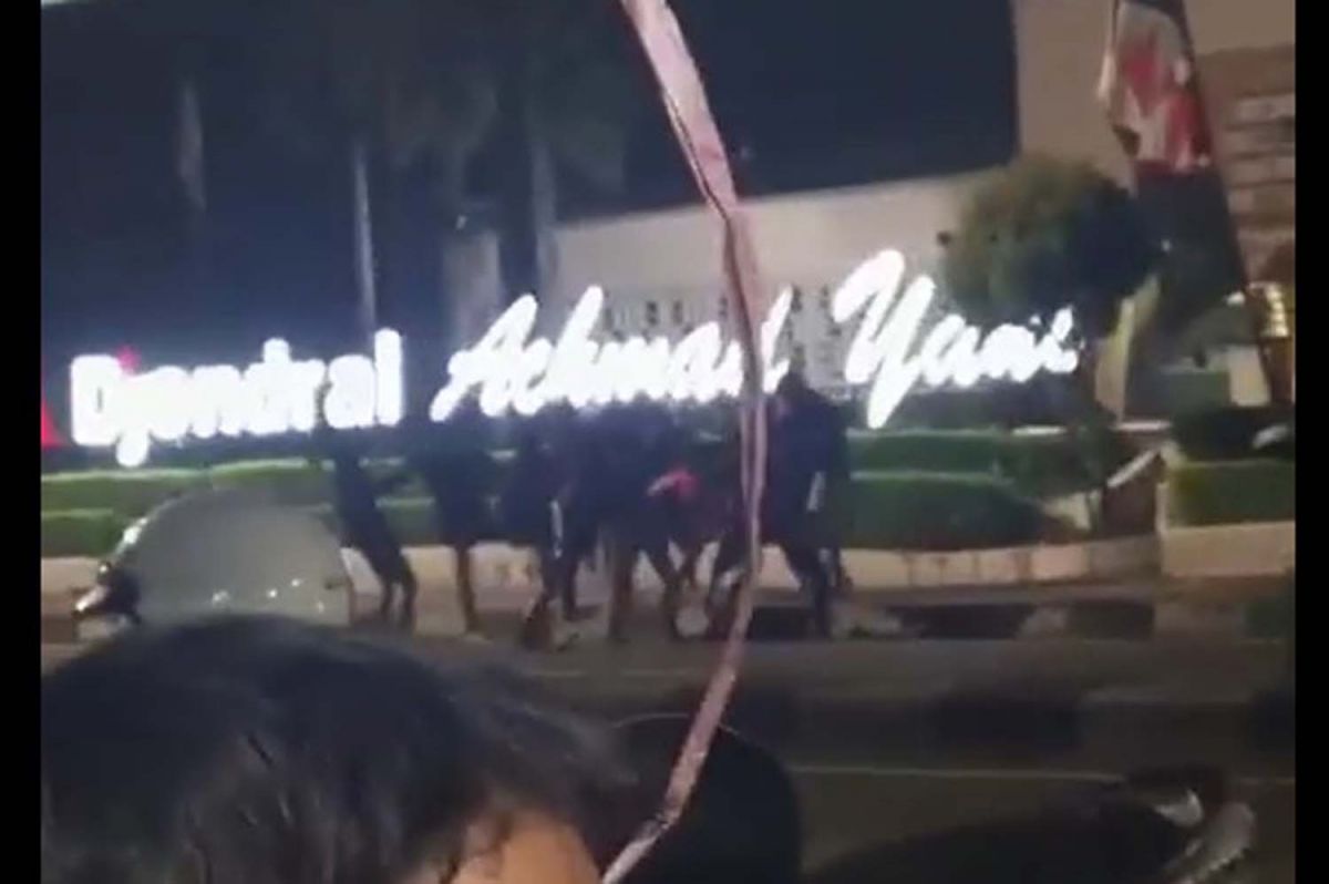 Tangkapan layar video tawuran di Gresik yang tersebar di media sosial