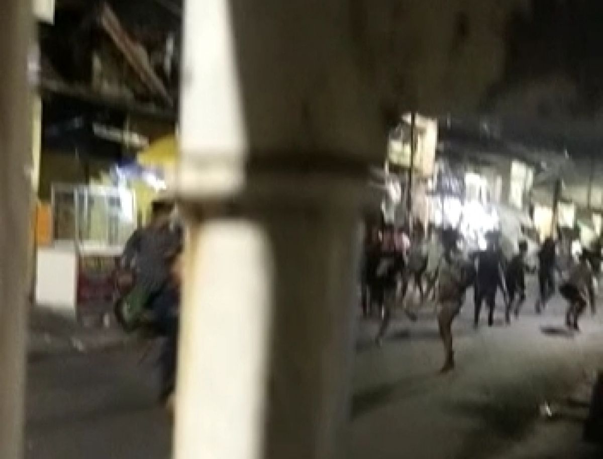 Tangkapan layar video remaja tawuran di Tambak Asri Surabaya.