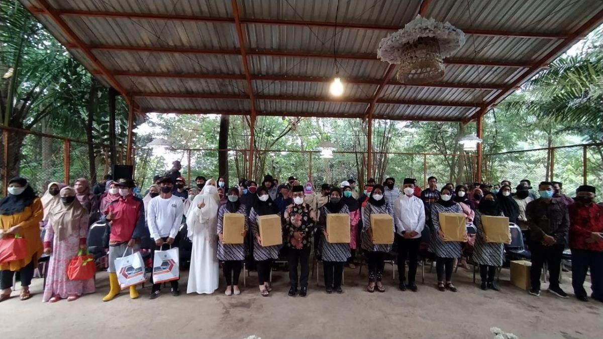 Wali Kota Batu, Dewanti Rumpoko saat bertemu dengan petugas kebersihan di TPA Tlekung. (Foto: Galih Rakasiwi/jatimnow.com)