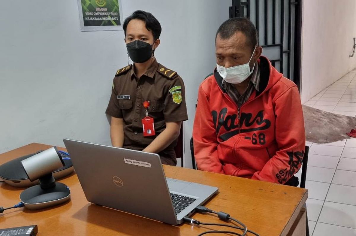 Terdakwa Suyanto, saat menjalani sidang secara teleconference. (Foto: Kejari Kota Batu/jatimnow.com)