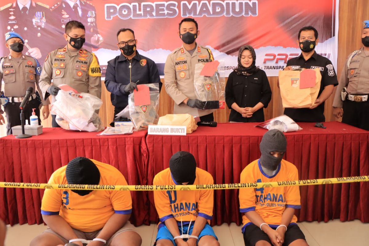 Siaran pers penetapan tersangka kasus meledaknya serbuk petasan di Polres Madiun.(Foto: Polres Madiun)
